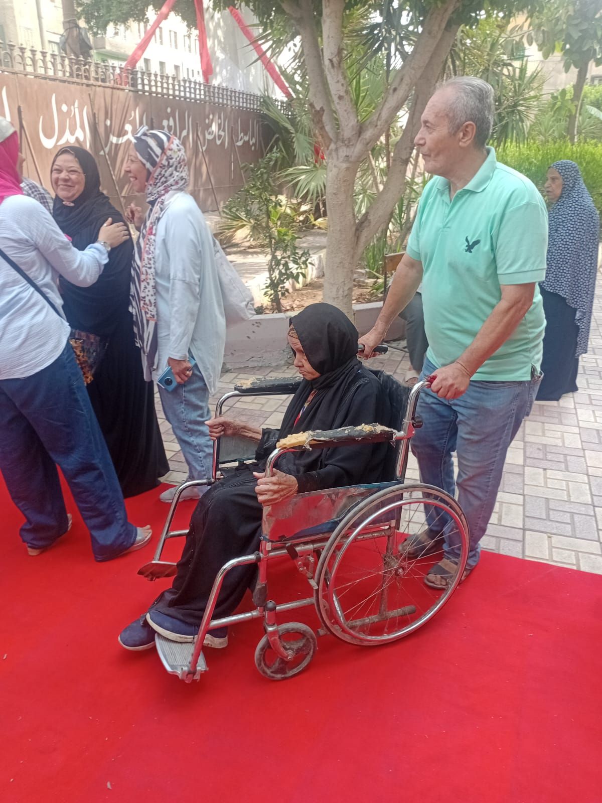 مشاركة كبار السن والسيدات بانتخابات الشيوخ فى مدرسة الشهيد امتياز كامل بالعباسية