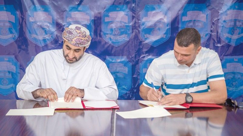 نادي نـزوى يتعاقد مع المصري أكرم عبدالمجيد لقيادة الفريق الكروي الأول