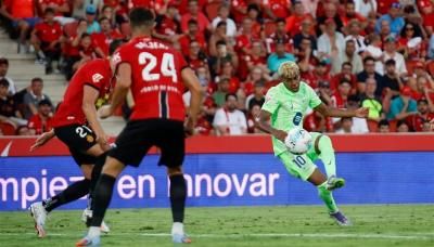 برشلونة يدشن الحملة في الليغا بثلاثية