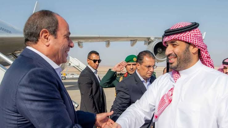 محمد بن سلمان يستقبل الرئيس السيسي في مطار نيوم (صور)