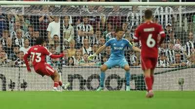 ليفربول يهزم نيوكاسل في الرمق الأخير