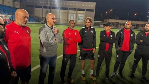 وليد درويش يجتمع بلاعبي المنتخب قبل انطلاق المران الأول في أبها استعدادًا لكأس الخليج