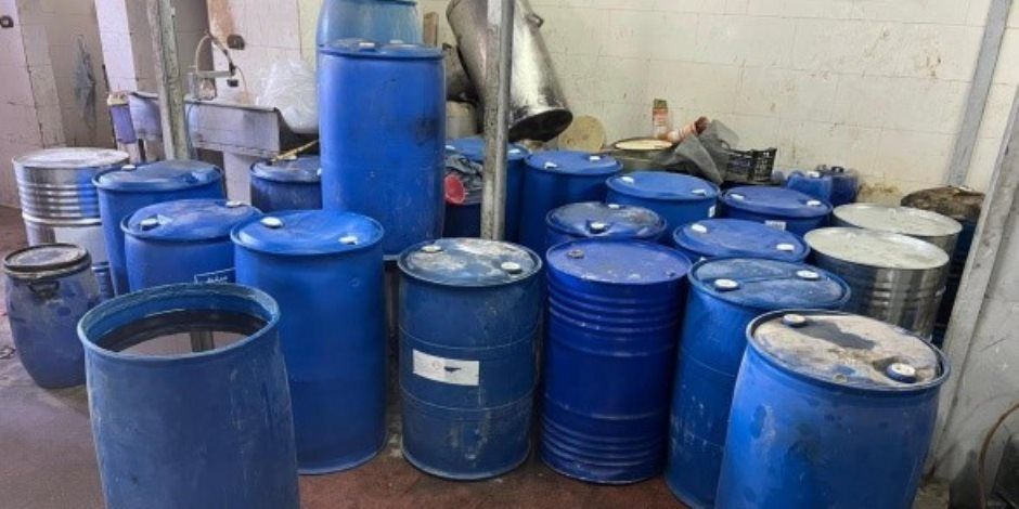 ضبط مصنع "بدون ترخيص" بالمنوفية لإنتاج أدوية وعقاقير بيطرية مجهولة المصدر