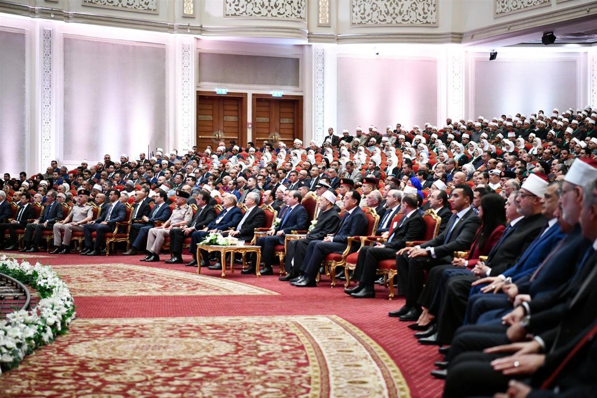 الرئيس السيسي يكرم شخصيات علمية ودينية ويمنح وسام العلوم والفنون في احتفالية المولد النبوي الشريف