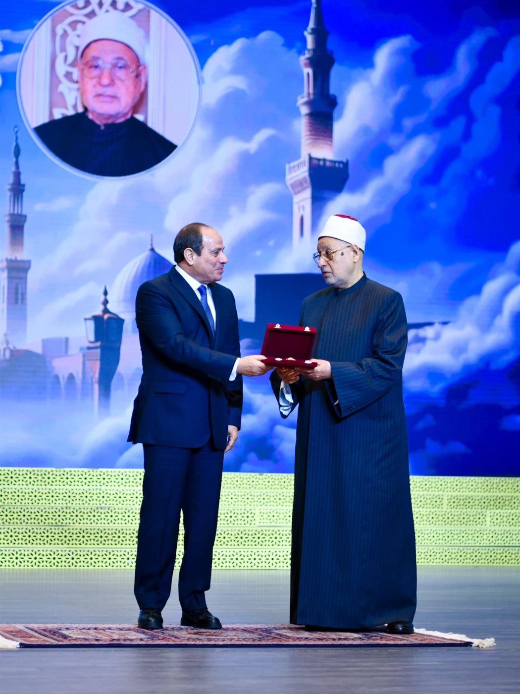 الرئيس السيسي يكرم شخصيات علمية ودينية ويمنح وسام العلوم والفنون في احتفالية المولد النبوي الشريف