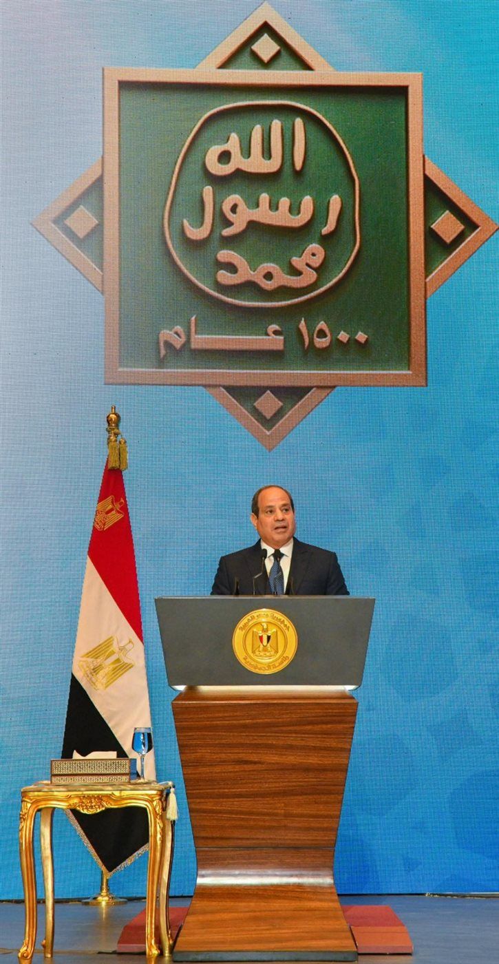 الرئيس السيسي يكرم شخصيات علمية ودينية ويمنح وسام العلوم والفنون في احتفالية المولد النبوي الشريف