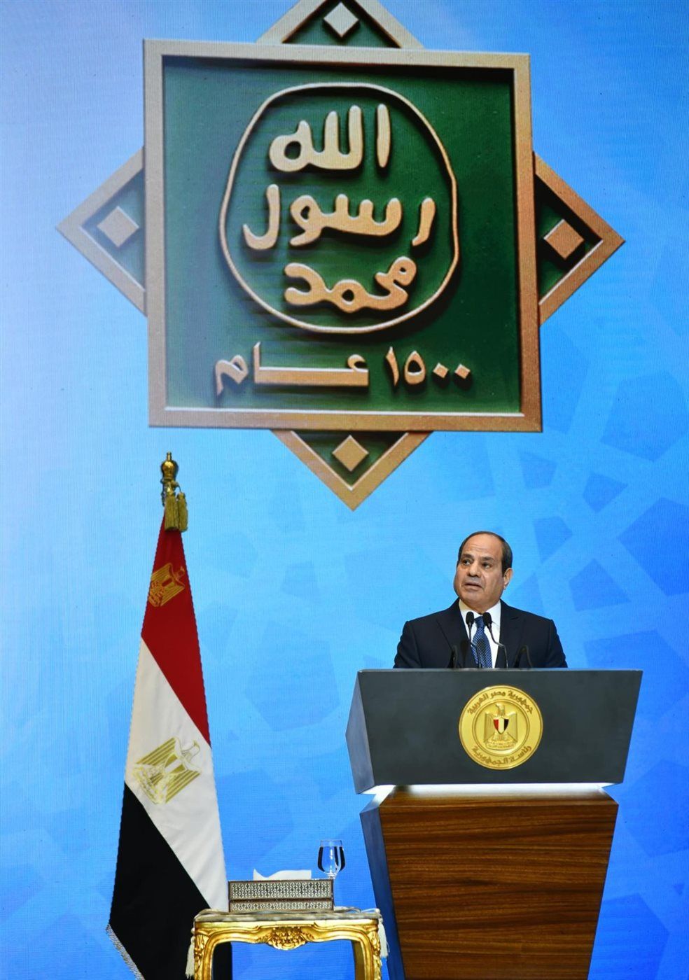 الرئيس السيسي يكرم شخصيات علمية ودينية ويمنح وسام العلوم والفنون في احتفالية المولد النبوي الشريف