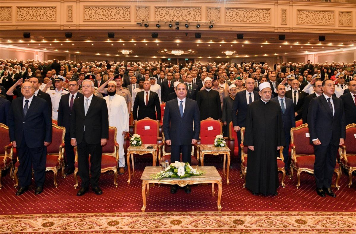 الرئيس السيسي يكرم شخصيات علمية ودينية ويمنح وسام العلوم والفنون في احتفالية المولد النبوي الشريف