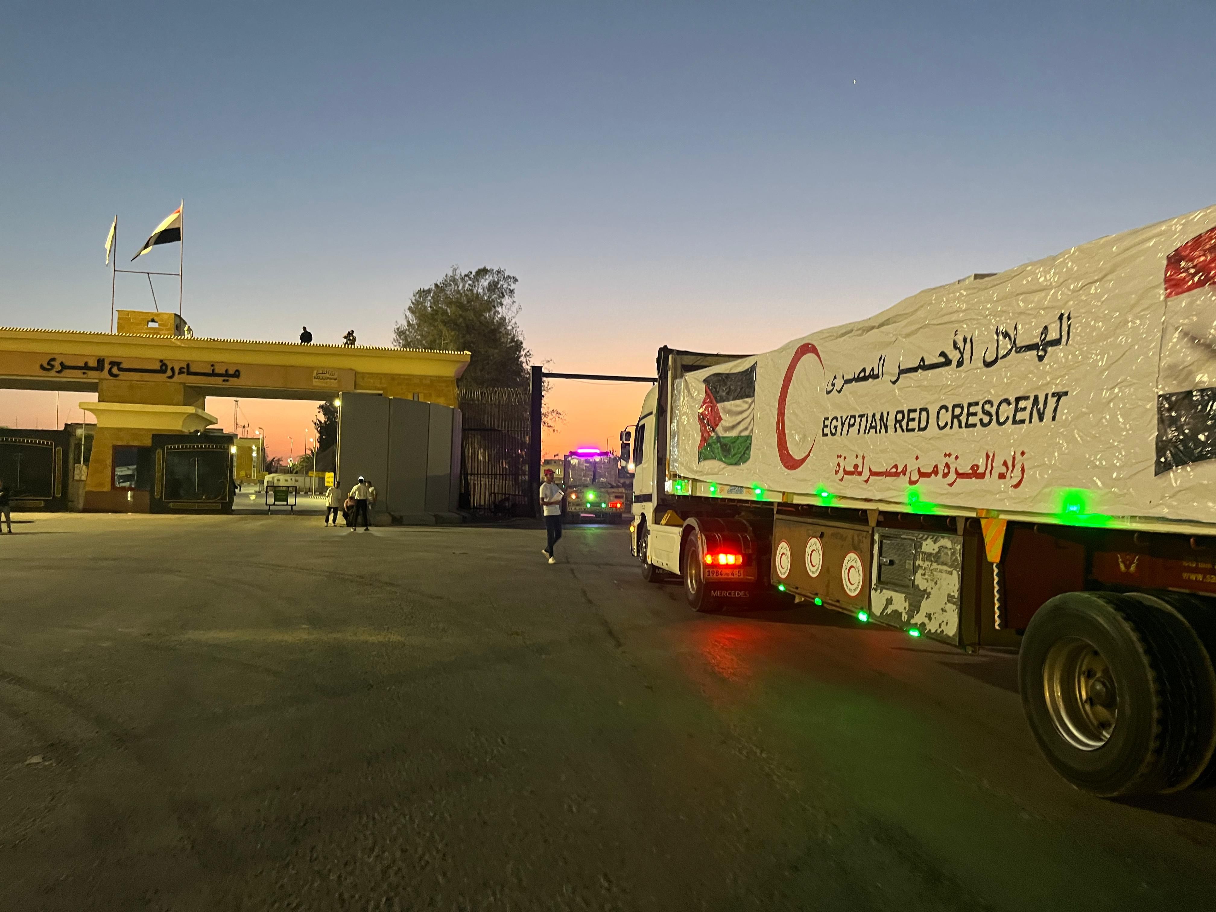 الهلال الأحمر يقدم 2750 طن مساعدات غذائية بقافلة «زاد العزة» الـ 30 إلى غزة