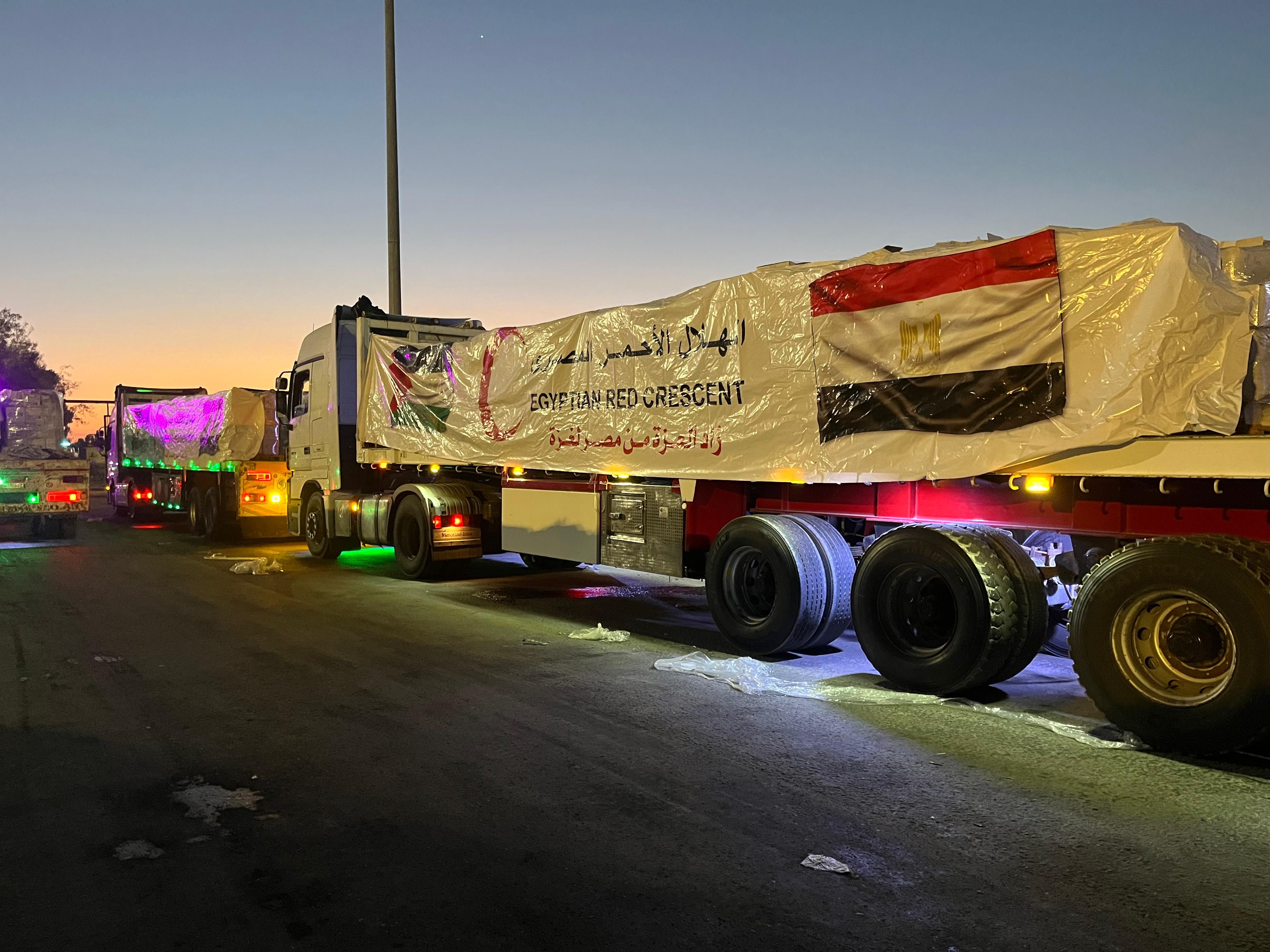 الهلال الأحمر يقدم 2750 طن مساعدات غذائية بقافلة «زاد العزة» الـ 30 إلى غزة