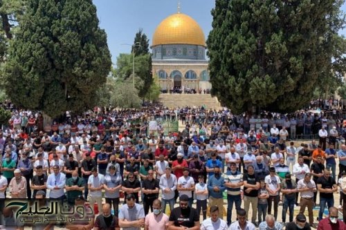 عشرات الآلاف يؤدون صلاة الجمعة في المسجد الأقصى