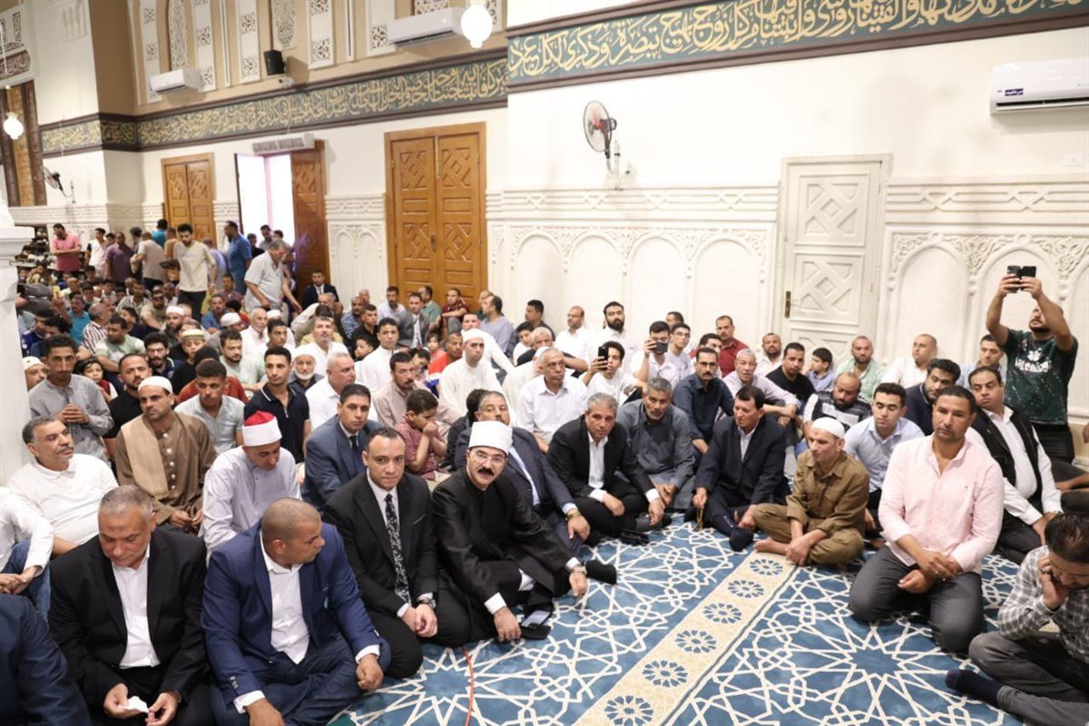 وزراء الأوقاف والشباب والري والمفتي يؤدون صلاة الجمعة بمسجد الفتح بالزقازيق