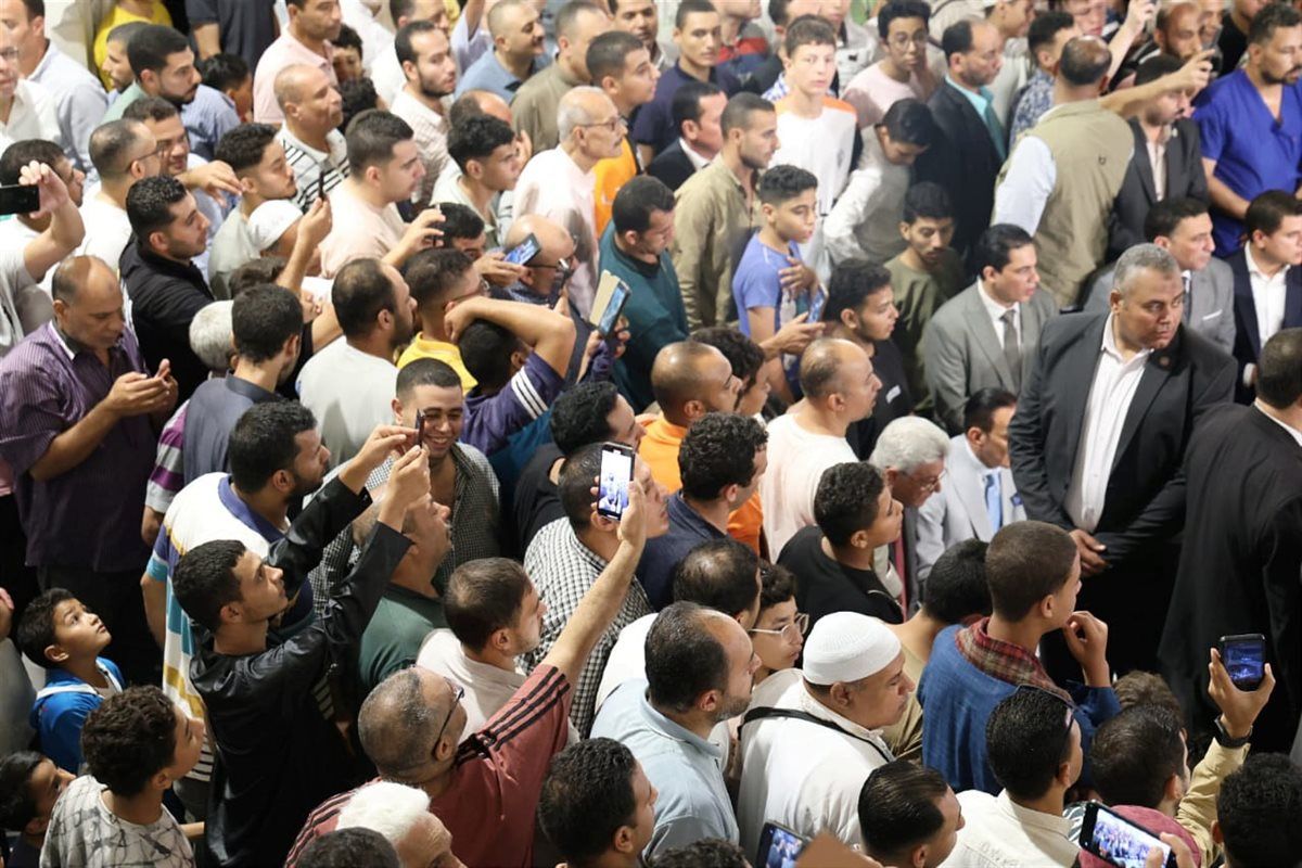 وزراء الأوقاف والشباب والري والمفتي يؤدون صلاة الجمعة بمسجد الفتح بالزقازيق