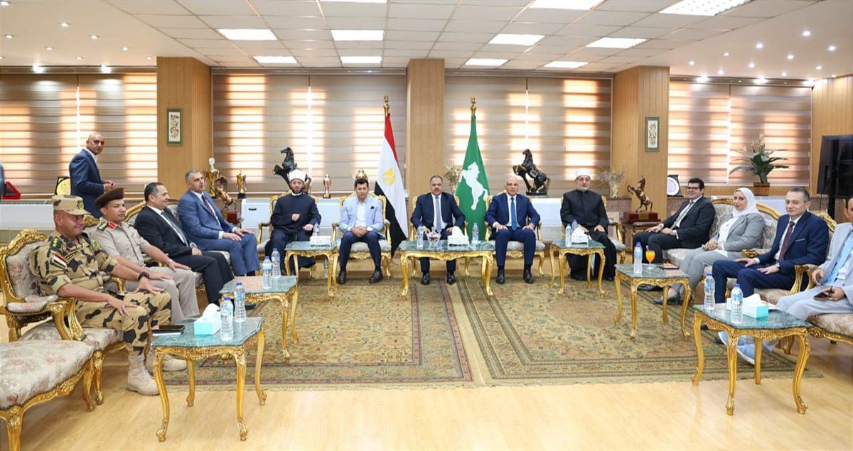 وزراء الأوقاف والشباب والري والمفتي يؤدون صلاة الجمعة بمسجد الفتح بالزقازيق