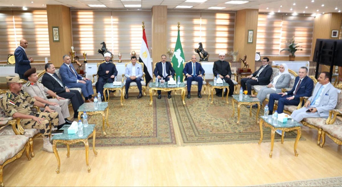 وزراء الأوقاف والشباب والري والمفتي يؤدون صلاة الجمعة بمسجد الفتح بالزقازيق