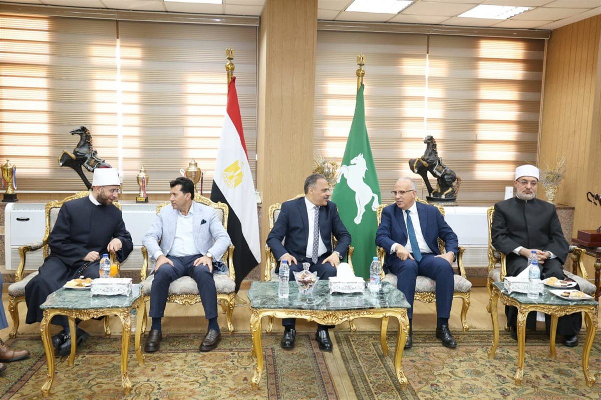 وزراء الأوقاف والشباب والري والمفتي يؤدون صلاة الجمعة بمسجد الفتح بالزقازيق