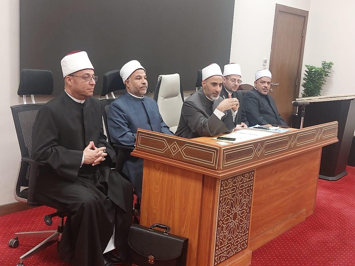 رئيس القطاع الديني يعقد اجتماعًا موسعًا مع مديري المديريات لبحث الأنشطة الدعوية