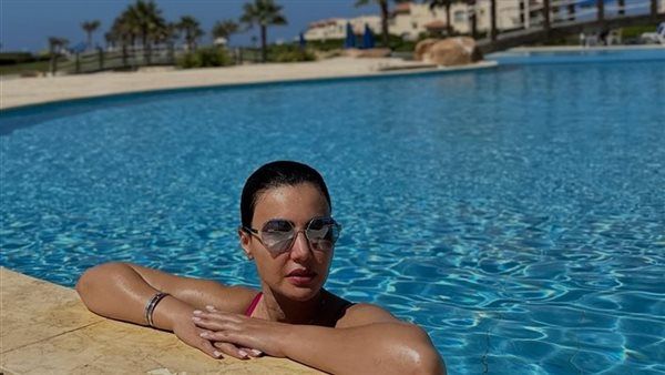 «من داخل حمام السباحه».. دينا فؤاد تثير الجدل في أحدث ظهور