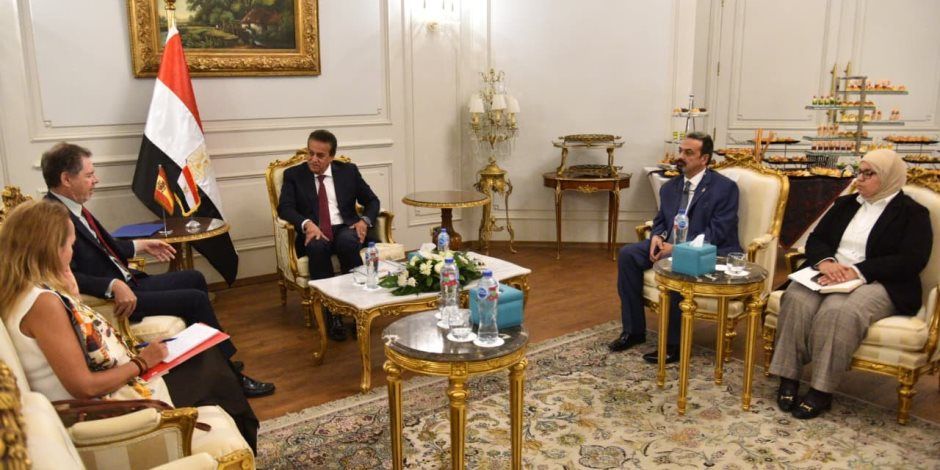 نائب رئيس الوزراء وزير الصحة يبحث مع سفير إسبانيا بمصر سبل تعزيز التعاون في القطاع الصحي