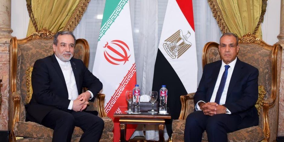 وزير الخارجية يستقبل نظيره الإيراني بالقاهرة