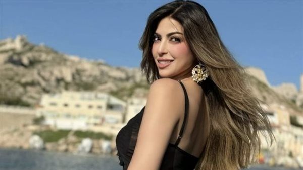 «سندريلا».. ميرنا نور الدين تتألق بفستان أسود
