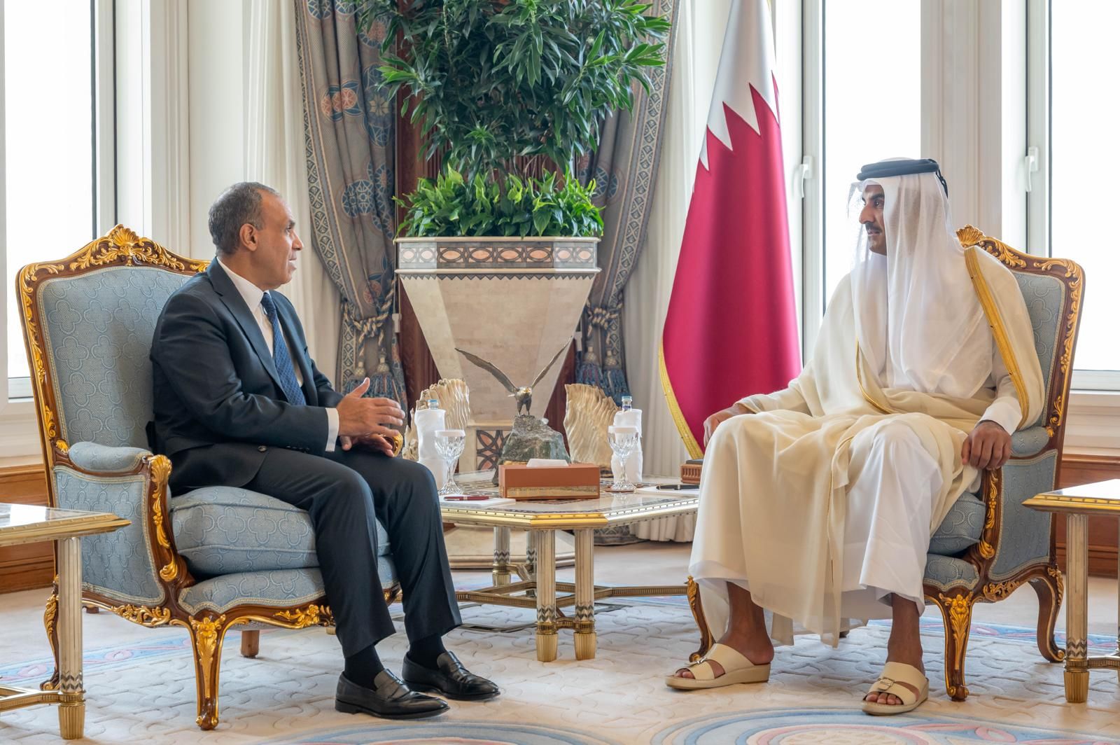 وزير الخارجية ينقل رسالة تضامن ودعم من فخامة الرئيس الي أخيه سمو الشيخ تميم بن حمد آل ثاني امير دولة قطر الشقيقة