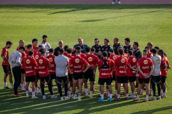 تفاصيل اجتماع الخطيب مع الجهاز الفني ولاعبي الأهلي