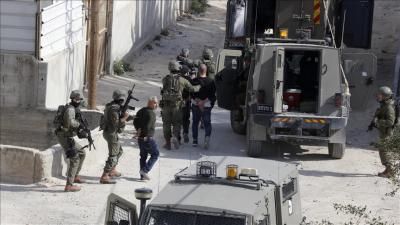 الاحتلال يعتقل 30 فلسطينياً من الضفة