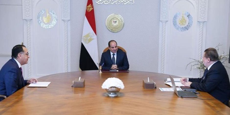الرئيس السيسي يجتمع مع رئيس الوزراء ومحافظ البنك المركزي