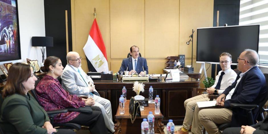 نائب وزير الصحة يعقد اجتماعًا مع وفد اللجنة الدولية للاعتماد في مكافحة مقاومة المضادات الحيوية