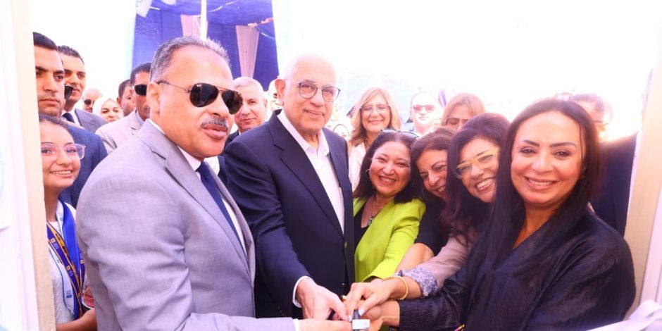 وزيرة التضامن الاجتماعي ومحافظ الشرقية يفتتحان منطقة رياض الأطفال بمدرسة السيدة عائشة