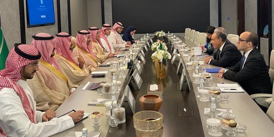 وزير الخارجية يلتقي وزير الصناعة السعودي