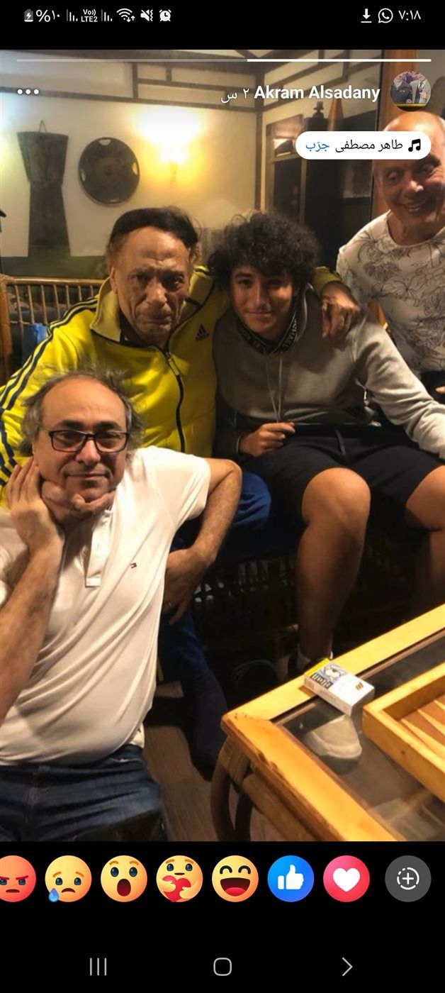الزعيم عادل إمام يكسر غيابه ويظهر مع شقيقه وأكرم السعدنى في لقطة نادرة
