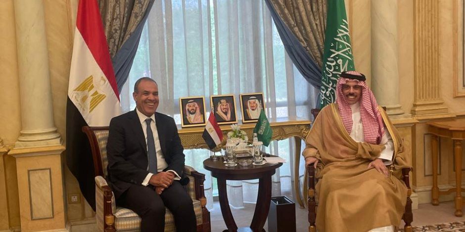 وزير الخارجية يجري مباحثات مع نظيره السعودي لتعزيز التعاون الثنائي وبحث التطورات الإقليمية