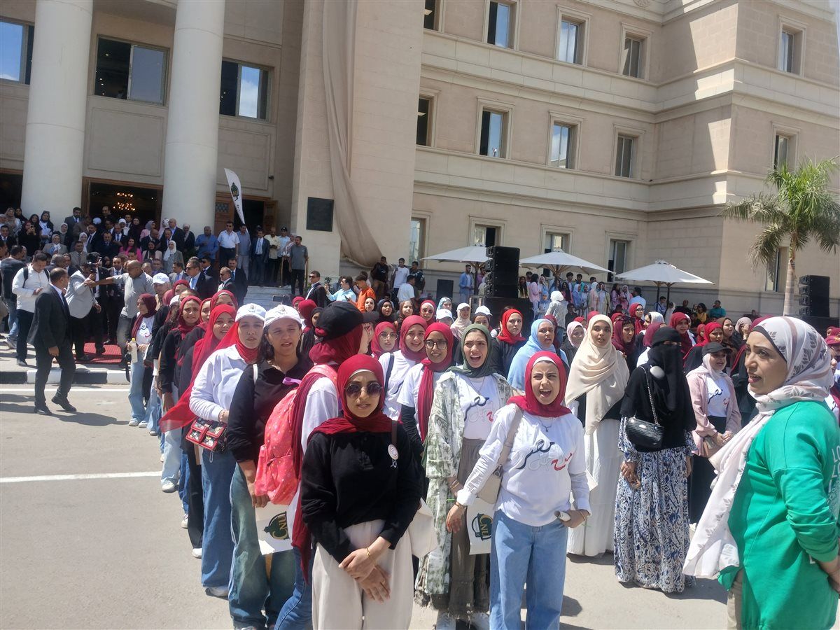عاشور وعبد الصادق يرفعان العلم المصري من داخل الجامعة الأهلية إيذانًا ببدء العام الدراسي"