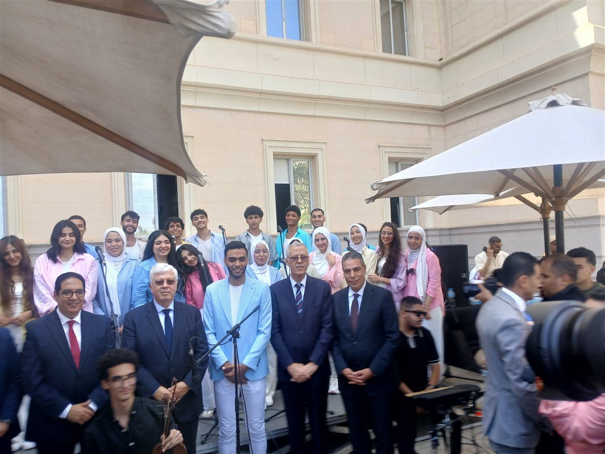 عاشور وعبد الصادق يرفعان العلم المصري من داخل الجامعة الأهلية إيذانًا ببدء العام الدراسي"
