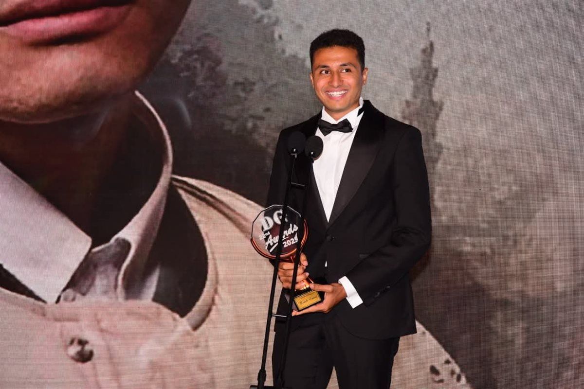 مصطفى عماد يهدي تكريمة في حفل توزيع جوائز دير جيست للمخرج محمد سامي