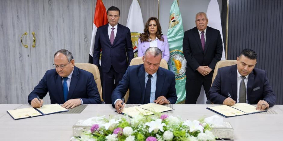 وزيرا التنمية المحلية والزراعة ومحافظ الوادي الجديد يشهدون توقيع بروتوكول لإنشاء أول مركز متكامل لانتاج الحرير الطبيعي بمدينة الخارجة