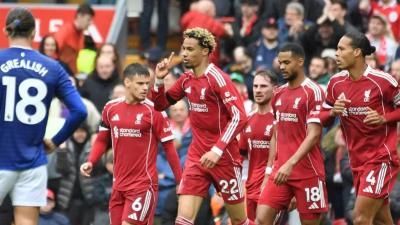 ليفربول يروّض إيفرتون المنتفض