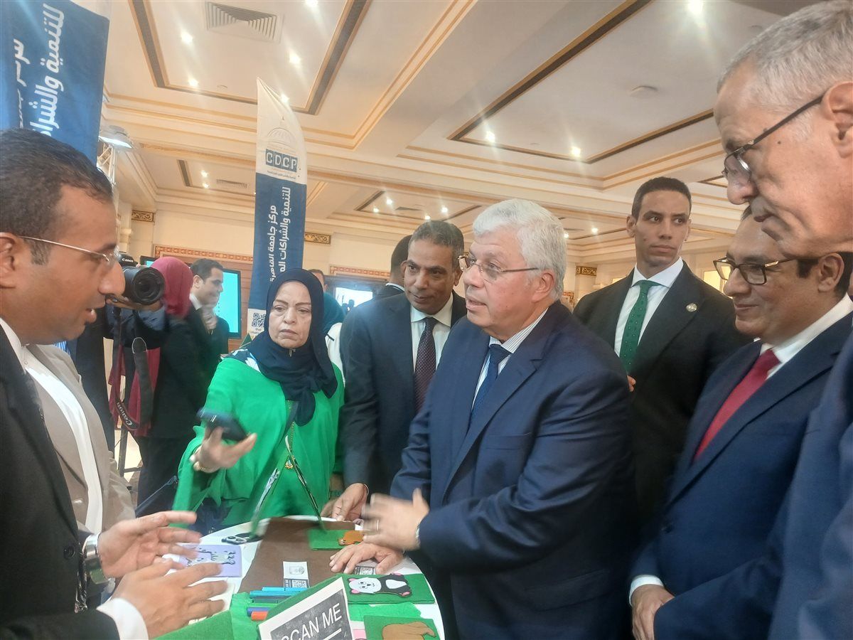 وزير التعليم العالي ورئيس جامعة القاهرة يتفقدان الأنشطة الطلابية بالحرم الجامعي لجامعة القاهرة الأهلية