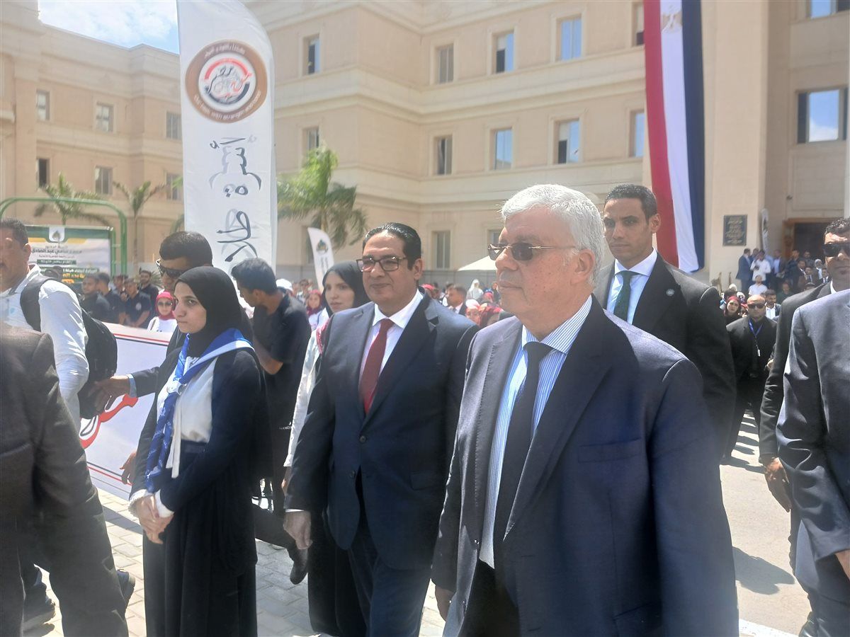 عاشور وعبد الصادق يرفعان العلم المصري من داخل الجامعة الأهلية إيذانًا ببدء العام الدراسي"
