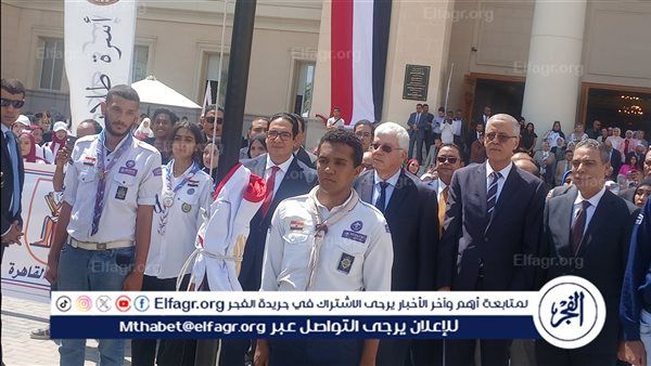 عاشور وعبد الصادق يرفعان العلم المصري من داخل الجامعة الأهلية إيذانًا ببدء العام الدراسي"