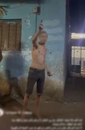 الداخلية تضبط شخص ظهر في فيديو عارى الجسد لوح بسلاح أبيض بالقليوبية