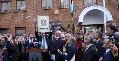 رفع العلم الفلسطيني على السفارة في لندن