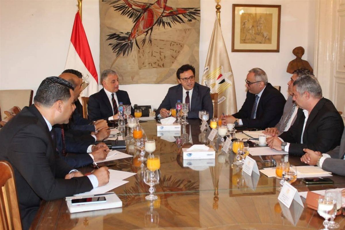 وزير الثقافة ومحافظ الإسماعيلية يبحثان ترتيبات الاحتفال بعام أم كلثوم بالمحافظة والدورة الـ25 للمهرجان الدولي للفنون الشعبية