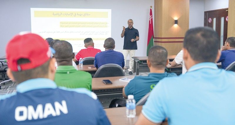 الأكاديمية الأولمبية العمانية تنظم دورة إصابات الملاعب والتأهيل الرياضي