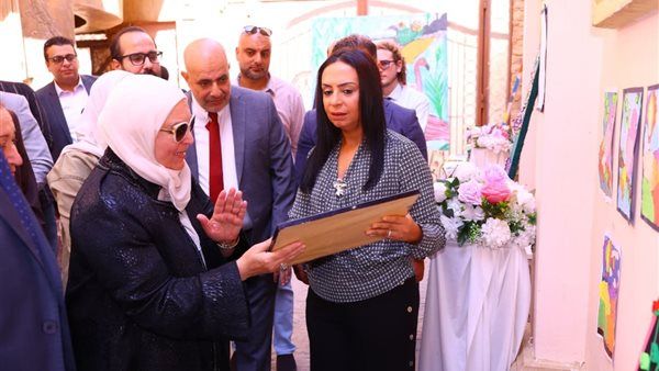 وزيرة التضامن تتفقد أكاديمية ألزهايمر ووحدة "الرعاية عن بُعد".. وتفتتح معرضًا فنيًا لإبداعات كبار السن
