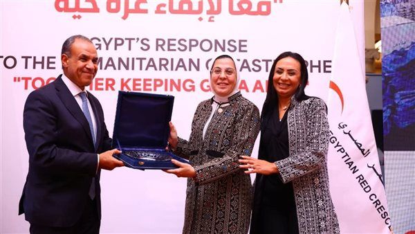 وزيرا الخارجية والتضامن يكرمان الهلال الأحمر لجهوده الإنسانية