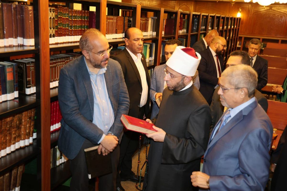 وزير الأوقاف يشهد صلاة الجمعة "بمسجد الرحمن الرحيم" ويفتتح مكتبة الراوي للعلوم العقلية