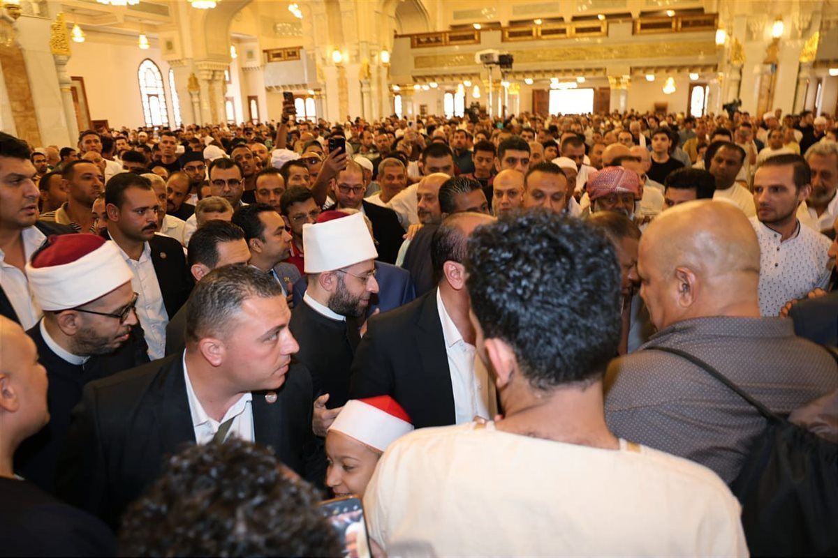 وزير الأوقاف يشهد صلاة الجمعة "بمسجد الرحمن الرحيم" ويفتتح مكتبة الراوي للعلوم العقلية